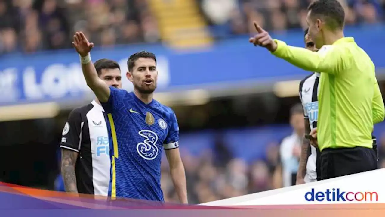 Sindir Wasit, Bek Newcastle Sebut Chelsea Main dengan 12 Orang