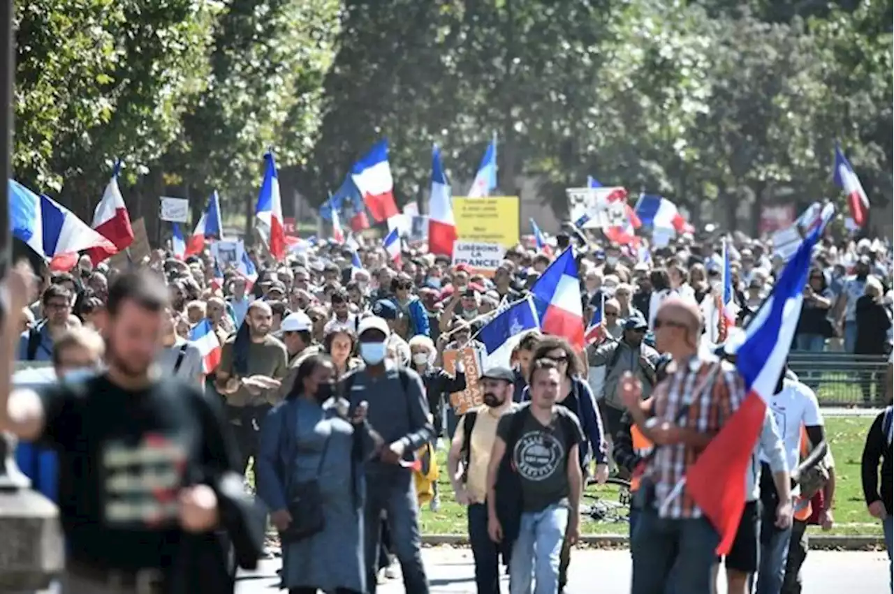 Francia, otro país que le dice adiós a los tapabocas en espacios interiores