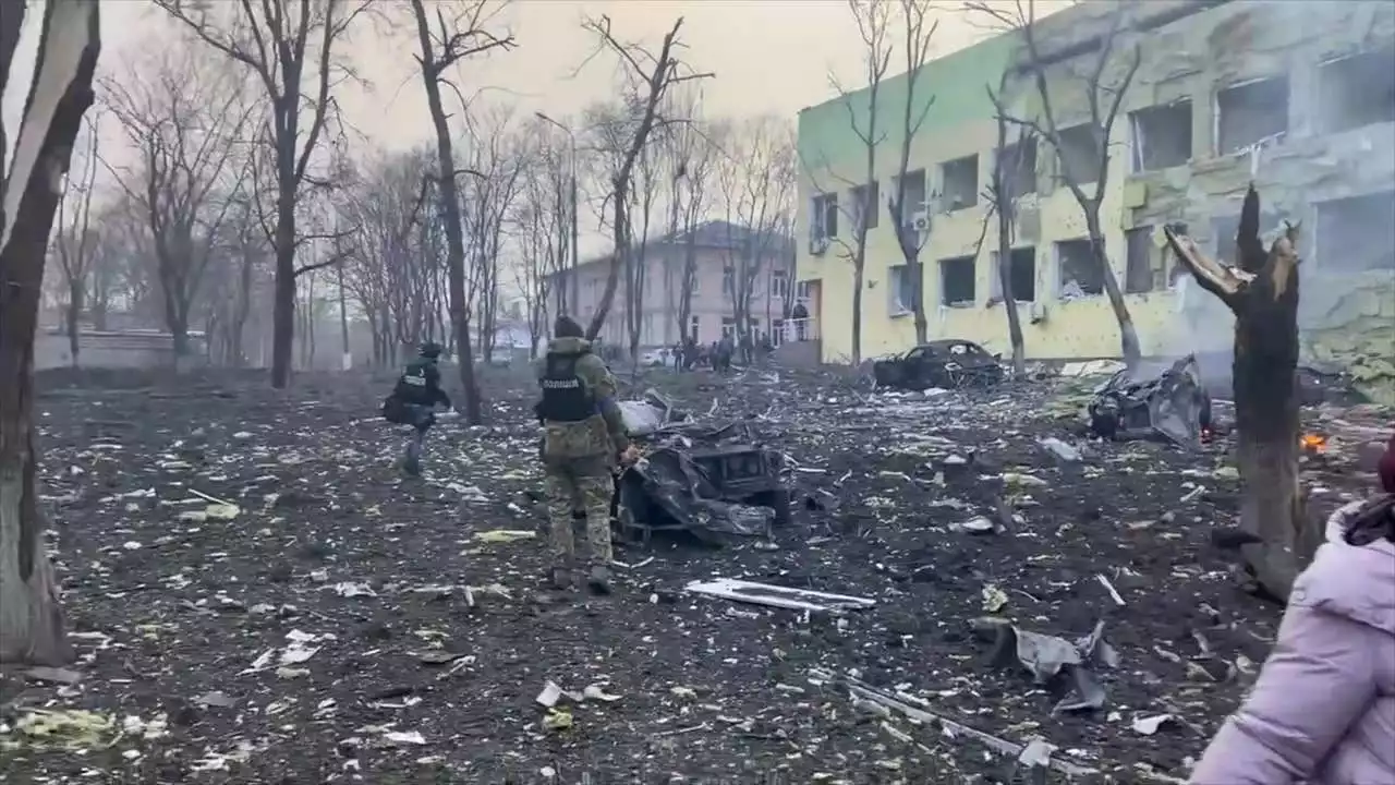 Pregnant woman, baby die after Russian airstrike on Mariupol maternity hospital