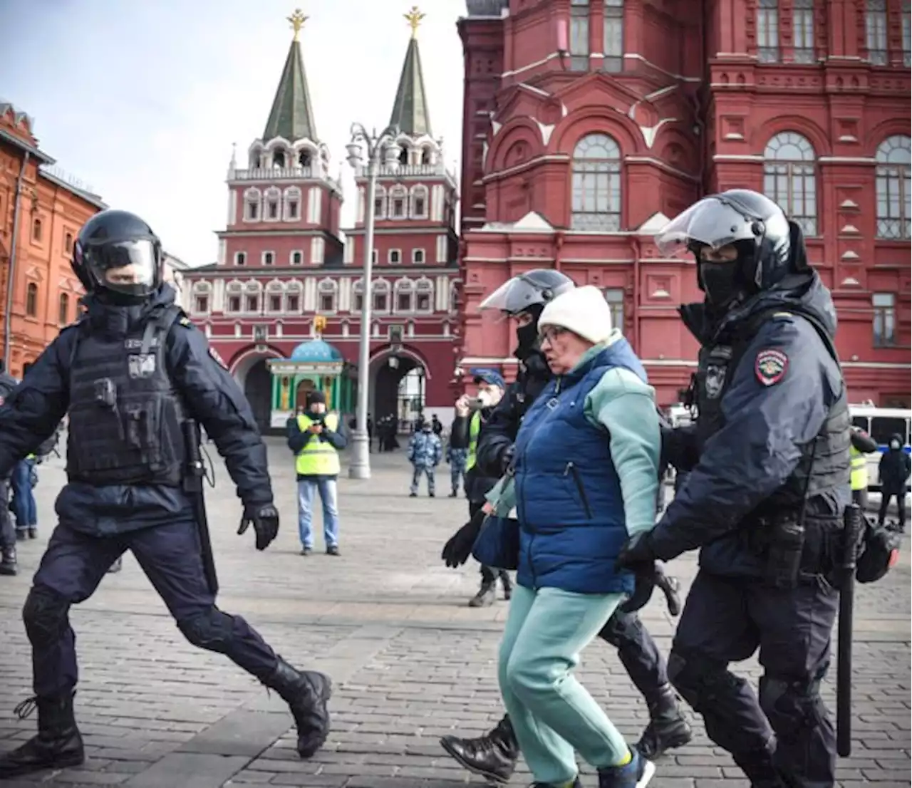 More than 800 detained in Ukraine protests across Russia