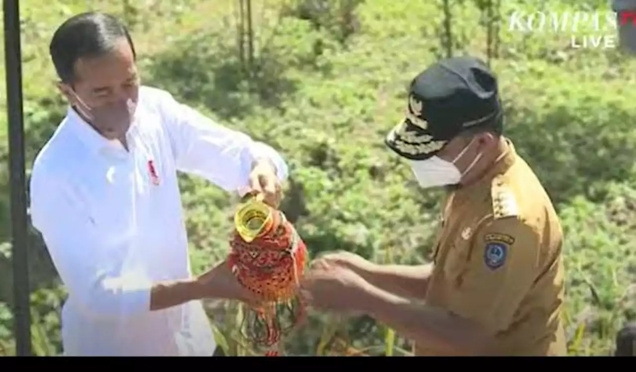 Dimulai dari Anies Baswedan, Tanah dan Air dari Seluruh Nusantara Dibawa dengan Wadah Khas Daerah