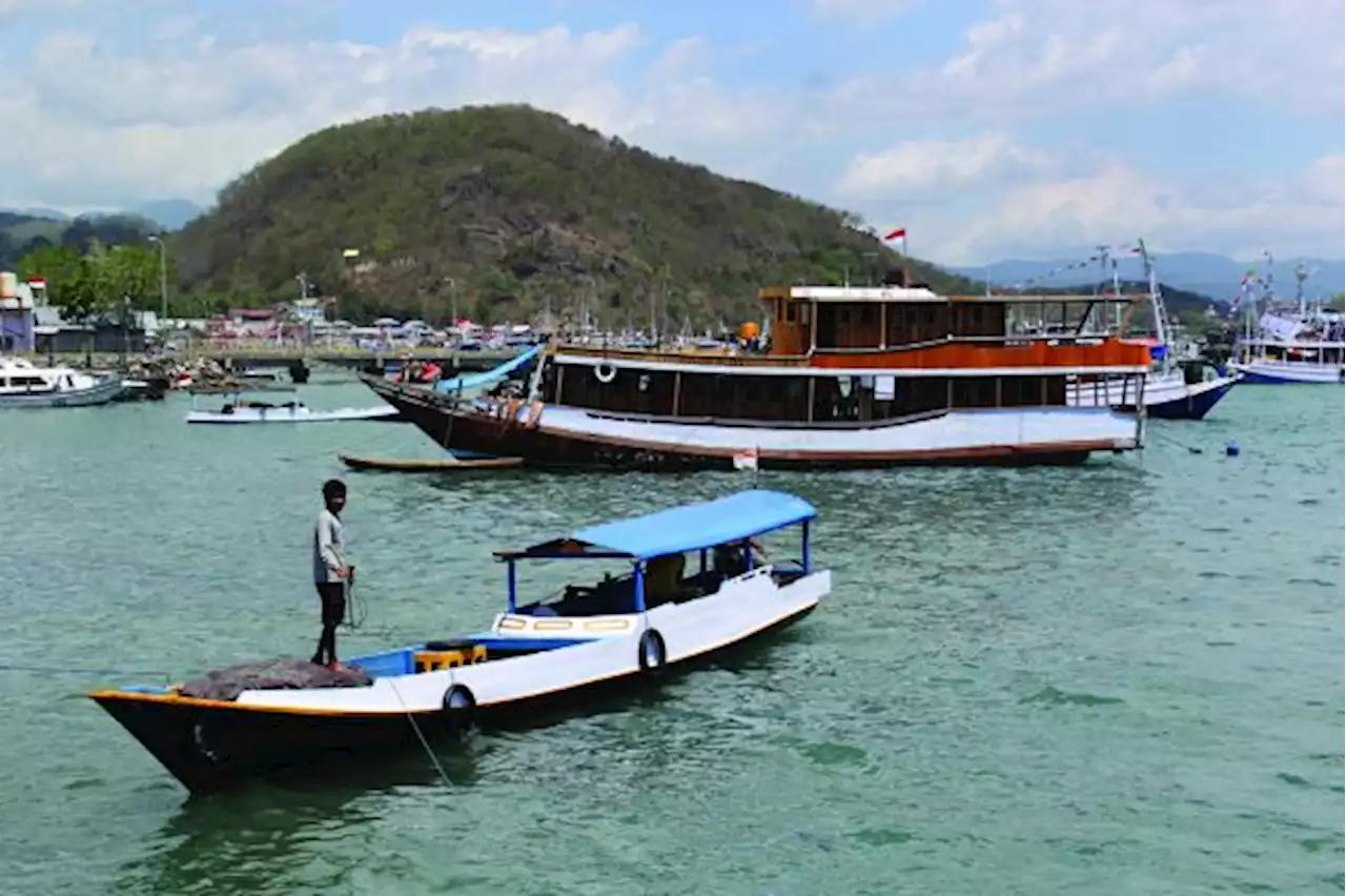 Nelayan Labuan Bajo Terima Bantuan Tunai