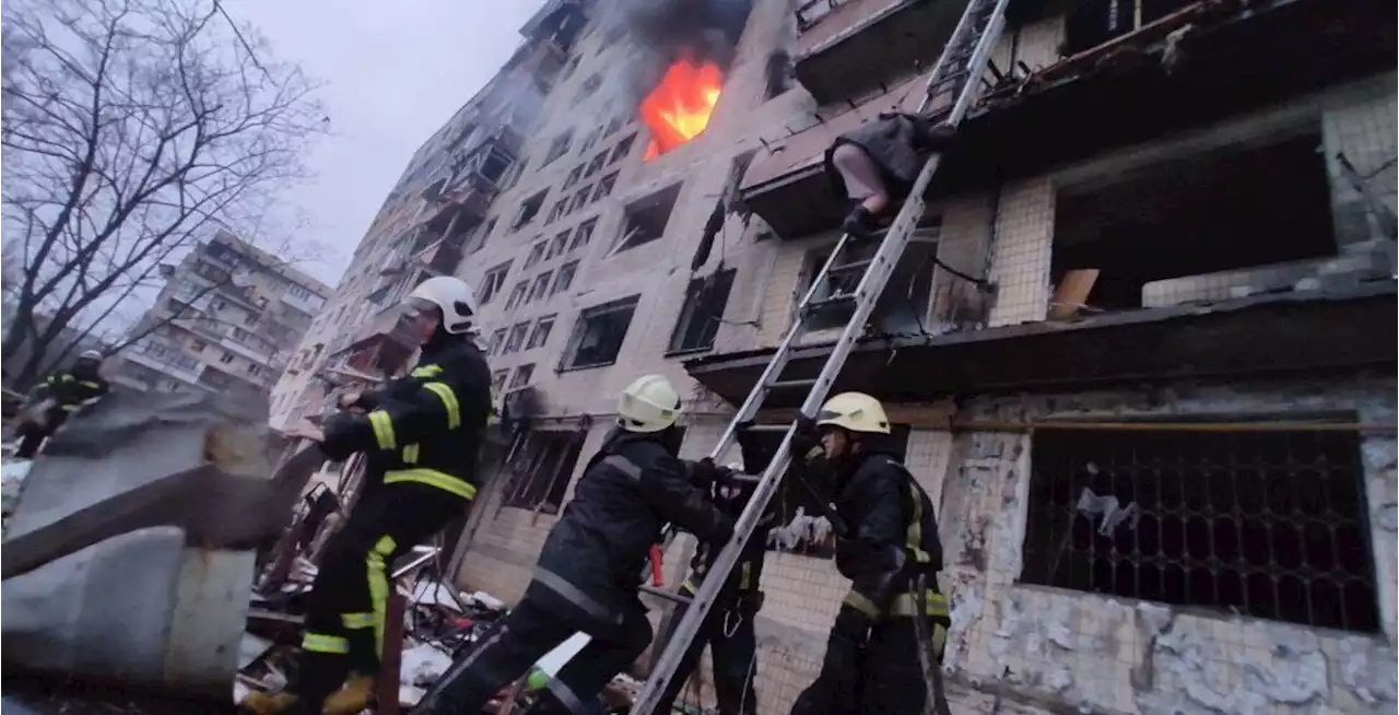 Condominio di nove piani bombardato a Kiev: vittime - Foto Tgcom24