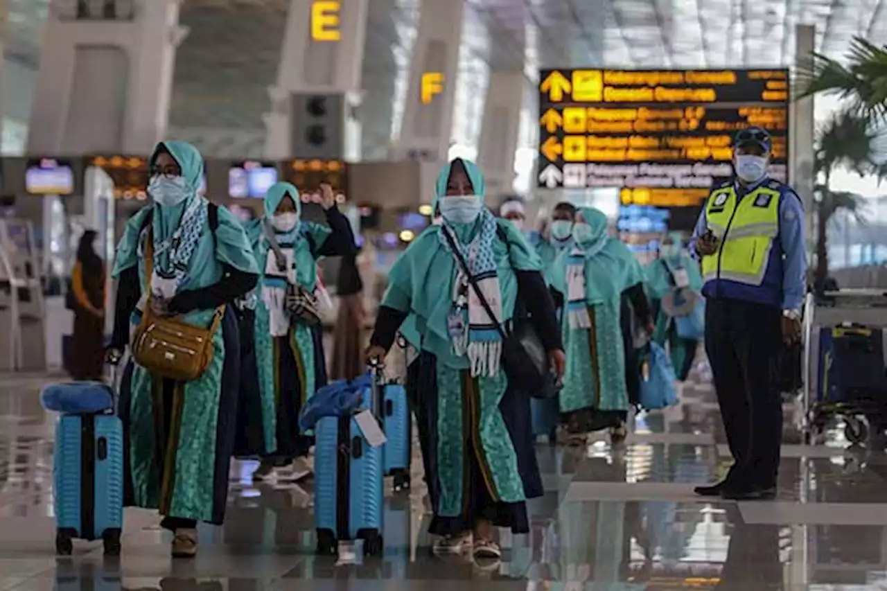 Perdana, Ratusan Orang Berangkat Umrah dari Bandara Juanda