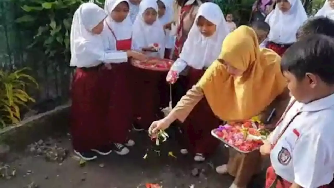 Isak Tangis Warnai Doa Bersama dan Tabur Bunga di TKP Laka Moge Anak Kembar