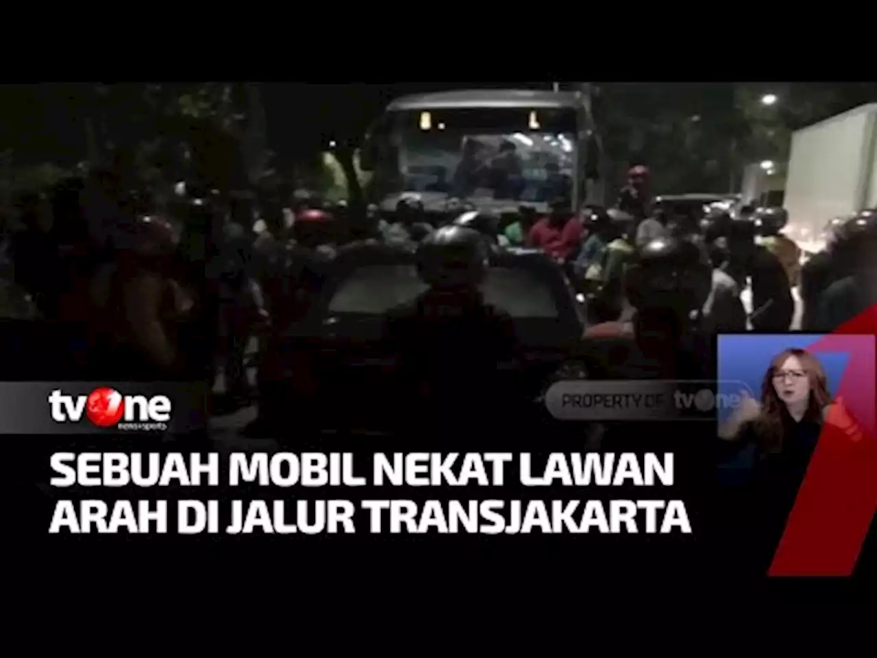 Lawan Arah dan Tabrak Transjakarta, Pengemudi Wanita Ini Ngelantur saat Diminta Jawaban - tvOne