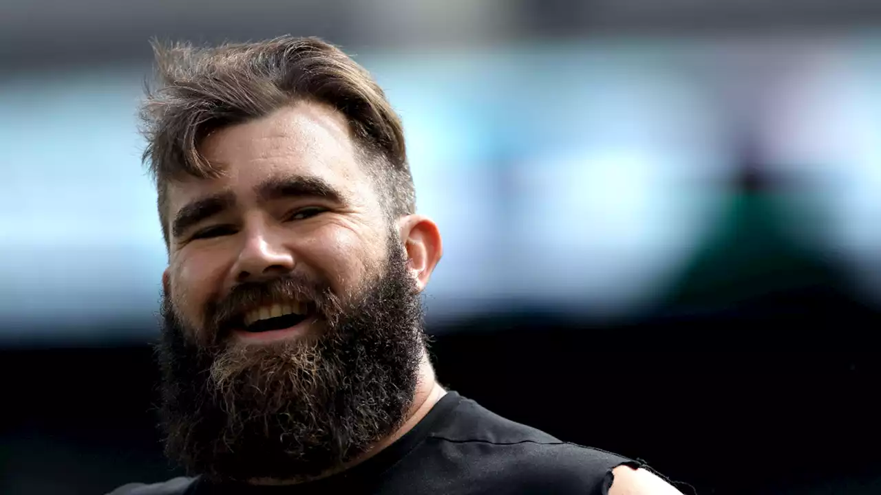 Eagles' Jason Kelce sings national anthem before Philadelphia 76ers game