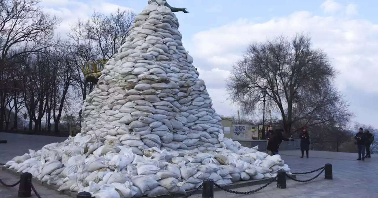 Ukrainians work to physically protect statues from attacks