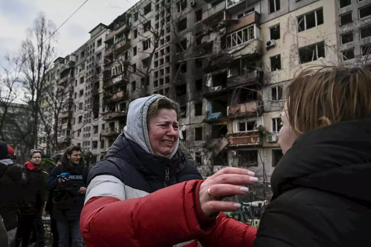 Russia hits Kyiv with air strikes and artillery as ceasefire talks set to resume