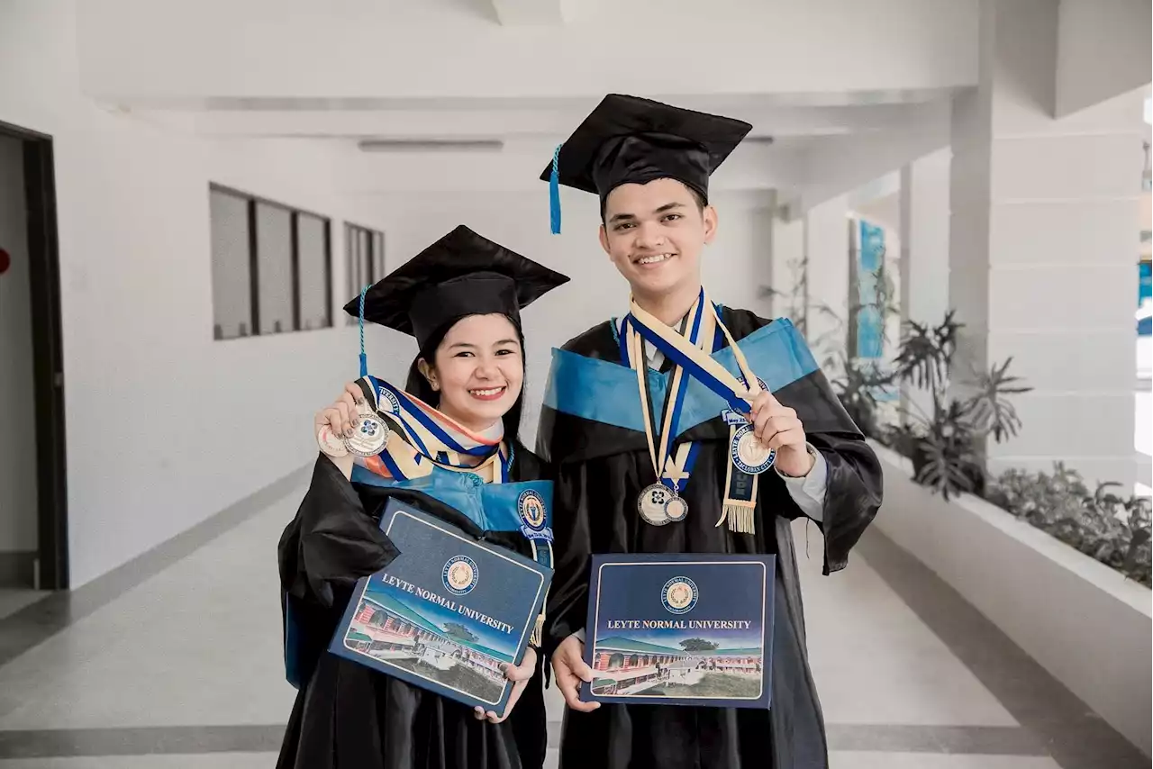 Magkasintahan na nakapagtapos bilang magna cum laude, pareho ring pasok sa Top 10 ng LET