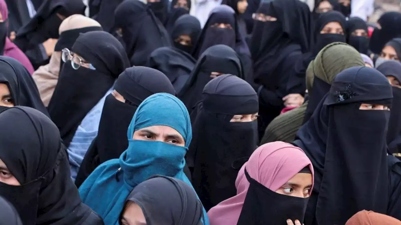 Hijab Row: कर्नाटक हाईकोर्ट ने छात्राओं की याचिका खारिज की, कहा- हिजाब इस्लाम में जरूरी नहीं