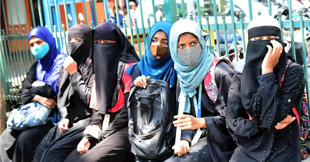 Hijab Row: स्कूल-कॉलेजों में हिजाब की इजाजत नहीं, कर्नाटक HC ने खारिज की याचिका, कहा-इस्लाम में जरूरी नहीं हिजाब