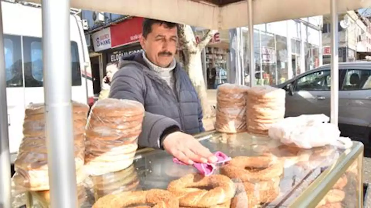 Simit seller in Türkiye finds, returns gold coins