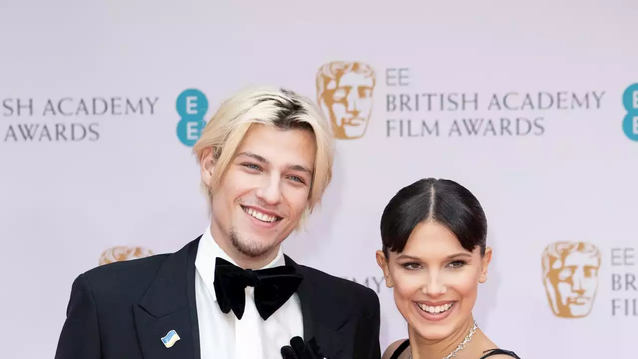 Millie Bobby Brown zeigt sich mit neuem Freund und neuer Frisur bei den BAFTAs 2022