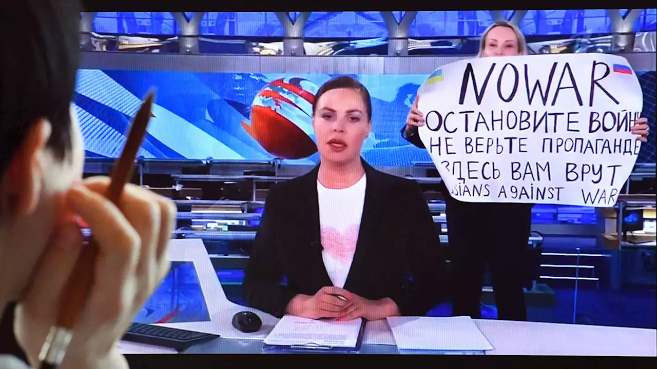 Activist interrupts live Russian state news broadcast with sign protesting Ukraine war