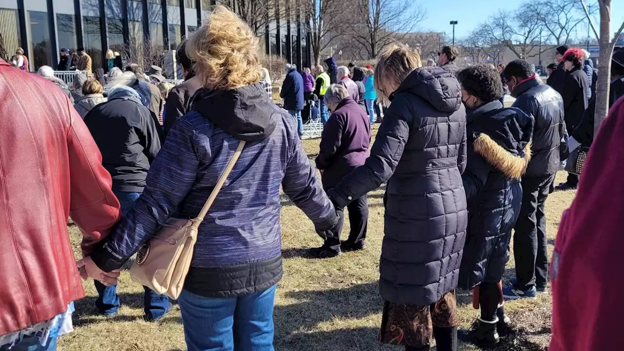 Large crowd gathers in downtown Elgin to show support for the people of Ukraine