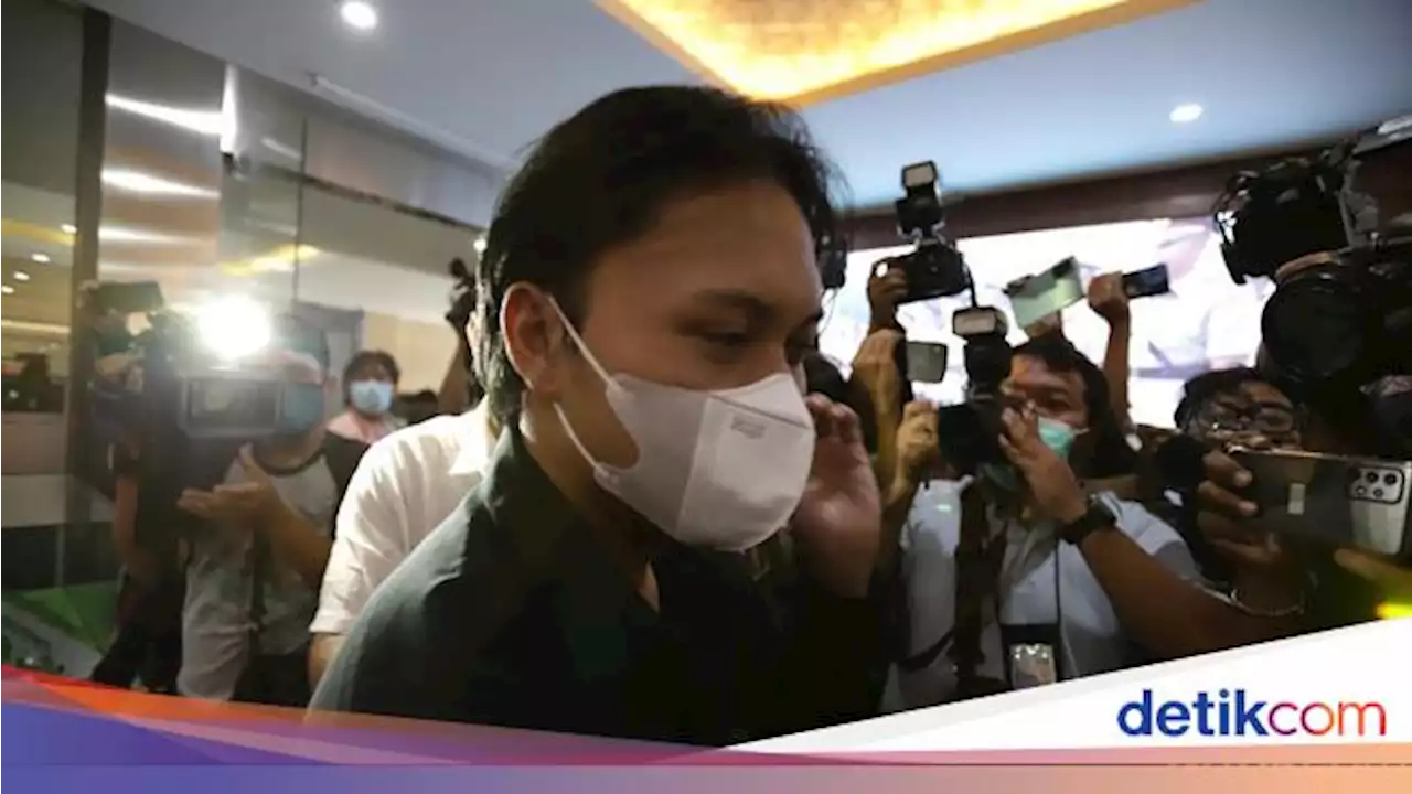 Senyum Tanpa Kata Rizky Febian Sebelum Diperiksa soal Rp 400 Juta