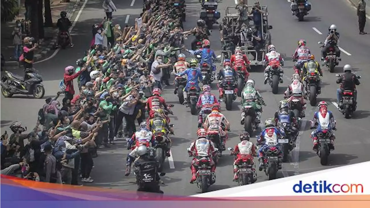 Momen Heboh Parade MotoGP: Warga Naik Pohon, Alex Rins Disetop Ojol