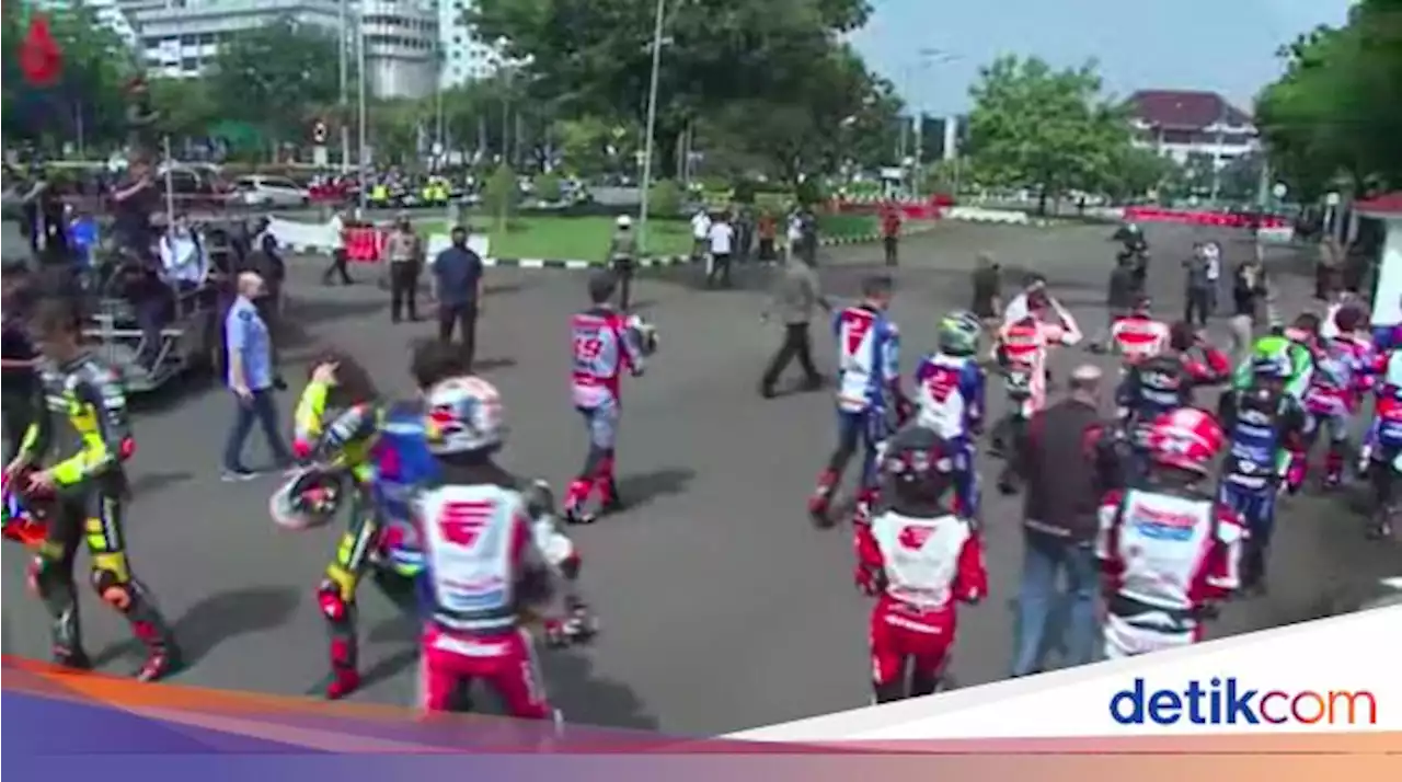 Momen Pebalap MotoGP Nenteng Helm dan Pakai Racing Suit Sebelum Masuk Istana