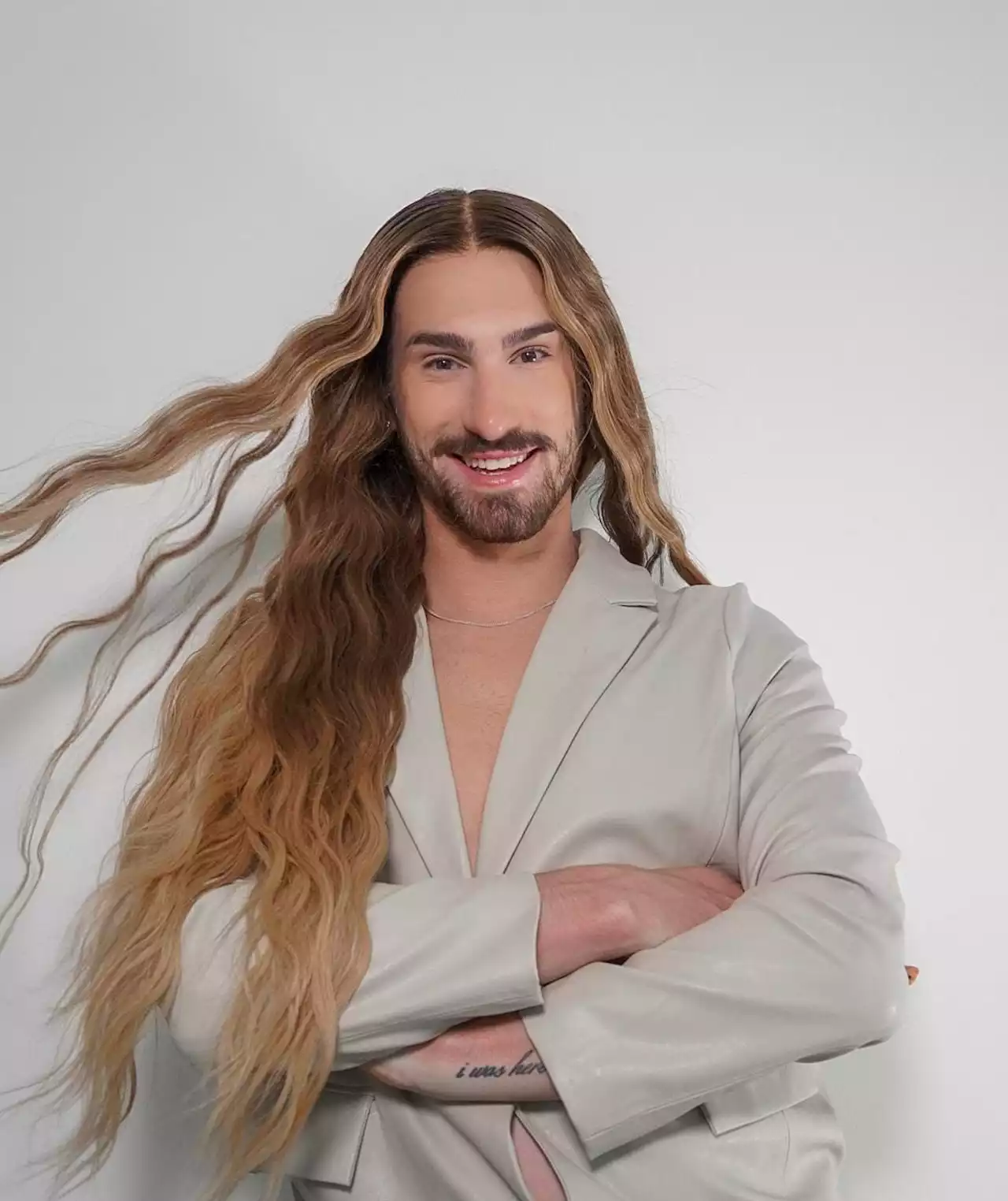 Meet Noah Scott, The Wig Maker Behind Ariana Grande And Nicki Minaj’s Perfect Hair