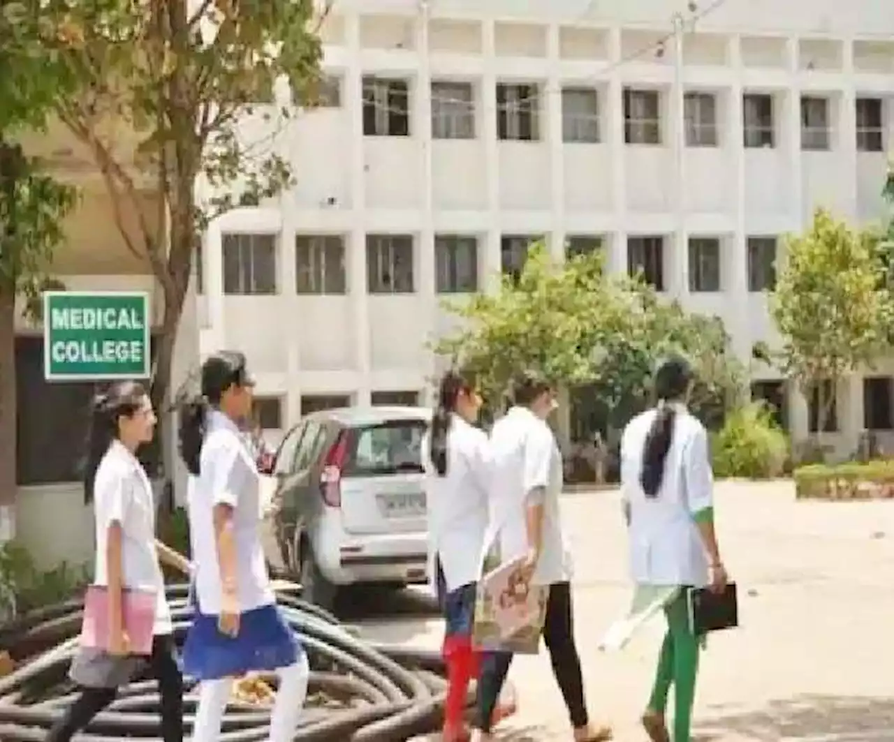 यूपी में एमबीबीएस की सीटें दोगुनी करने की तैयारी, छह हजार डाक्टर और 10 हजार पैरामेडिकल कर्मी भी होंगे भर्ती