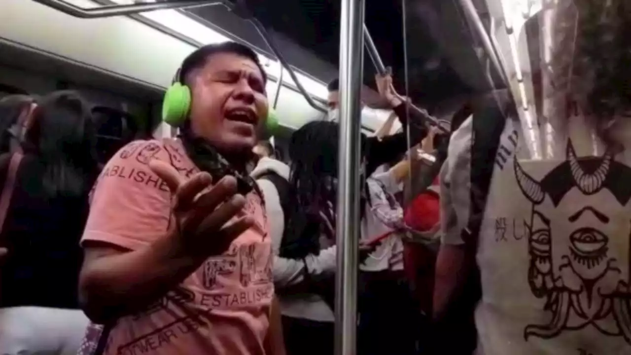 [Video] Wilmer, el 'pelado' que sin pena canta a todo pulmón en el Metro de Medellín