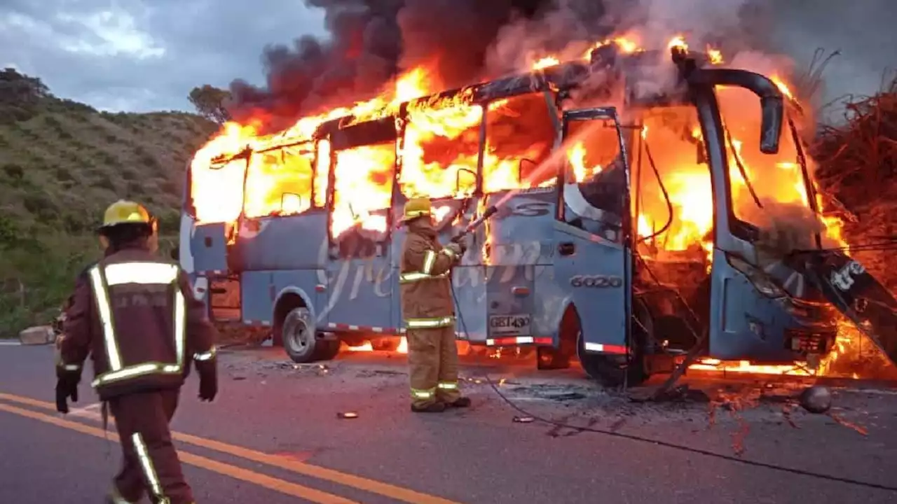 Un bus incendiado y 12 heridos dejó accidente en vía La Pintada - Santa Bárbara, Antioquia