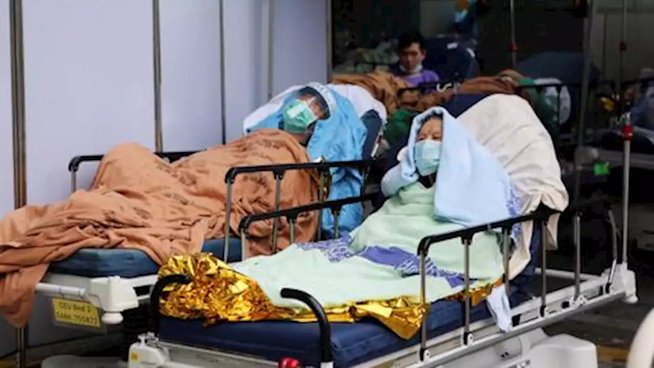 China frees up hospital beds as Omicron surge piles pressure