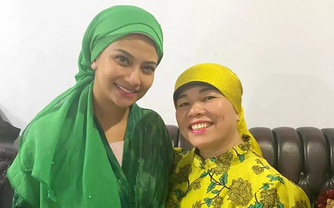 Oma Dewi Pamer Dapat Jam Tangan Couple, Barang di Sebelahnya Sontak Ingatkan Sosok Vanessa Angel