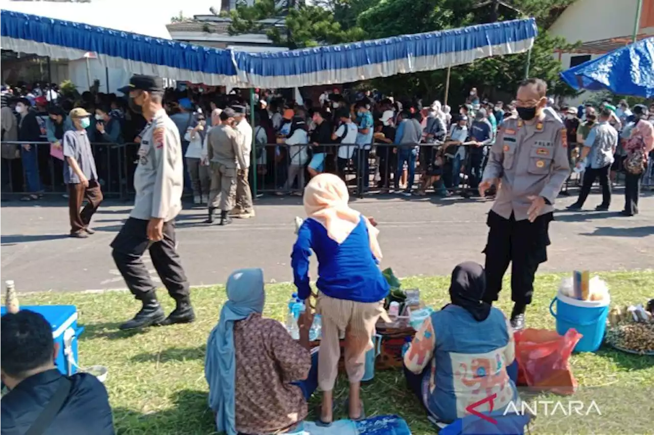 Polisi awasi penerapan prokes di loket penukaran tiket MotoGP