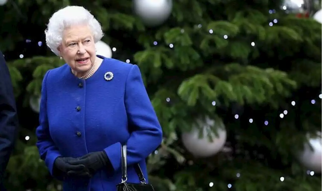 ‘No ordinary size bag will do’ Queen’s everyday handbag items laid bare, by expert