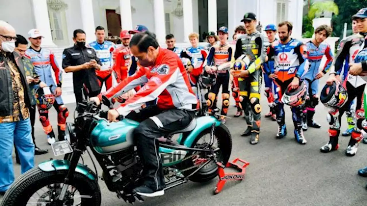 Jokowi Lemas Tak Bisa Naik Motor di Parade MotoGp, Netizen: Saya Juga Lemas Pak Harga 2 Liter Minyak Nyaris 50 Ribu