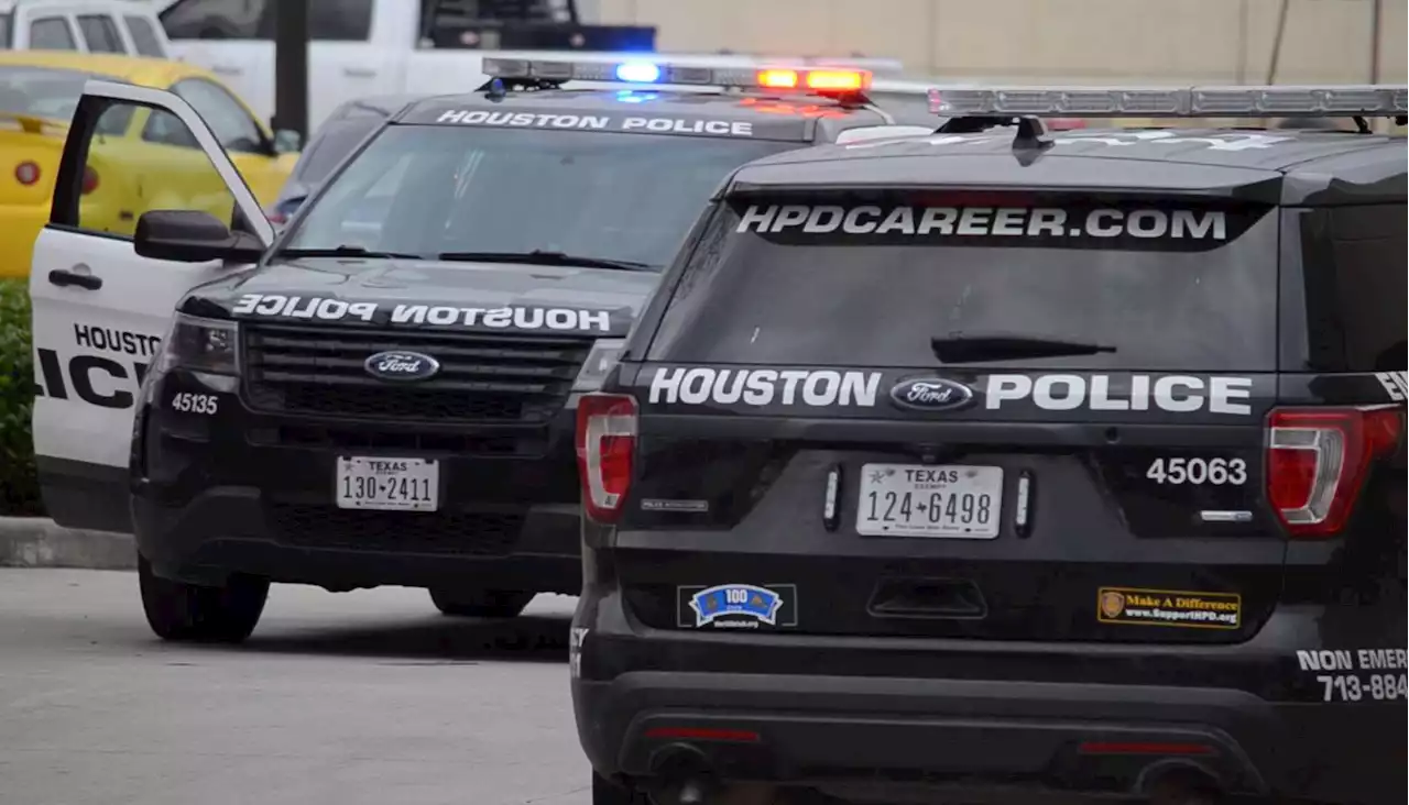 Vehicle flees from fatal northwest Houston crash, police say