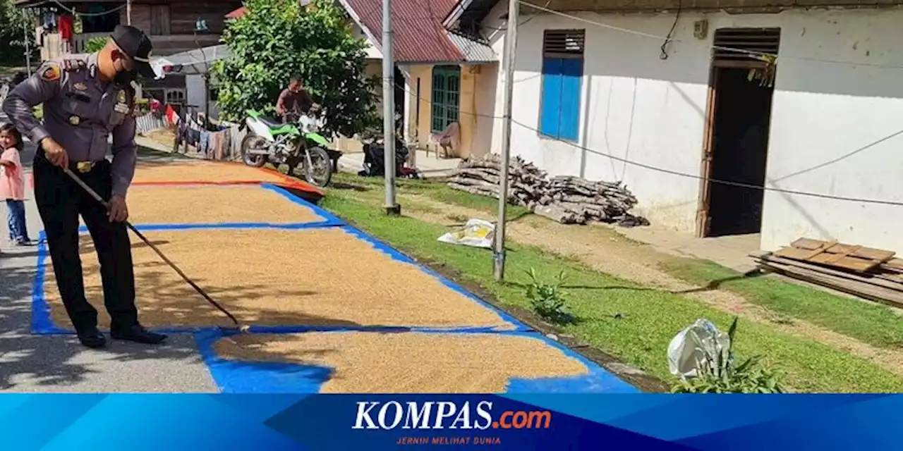 Kapolsek di Riau Ini Rela Jaga Gabah Panas-Panasan agar Warga Bisa Vaksin