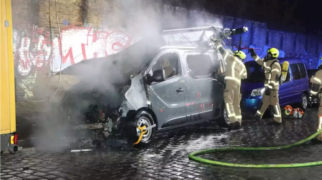 Alt-Treptow: Feuerwehr löscht brennendes Wohnmobil