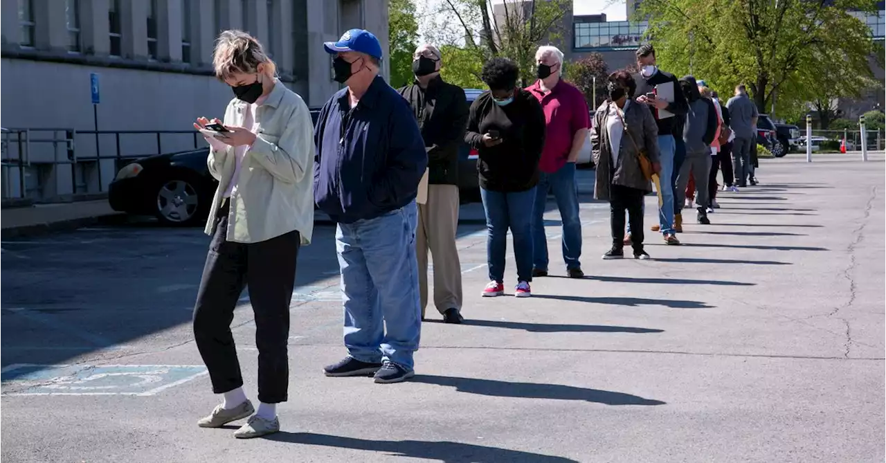 U.S. weekly jobless claims fall amid strong demand for workers