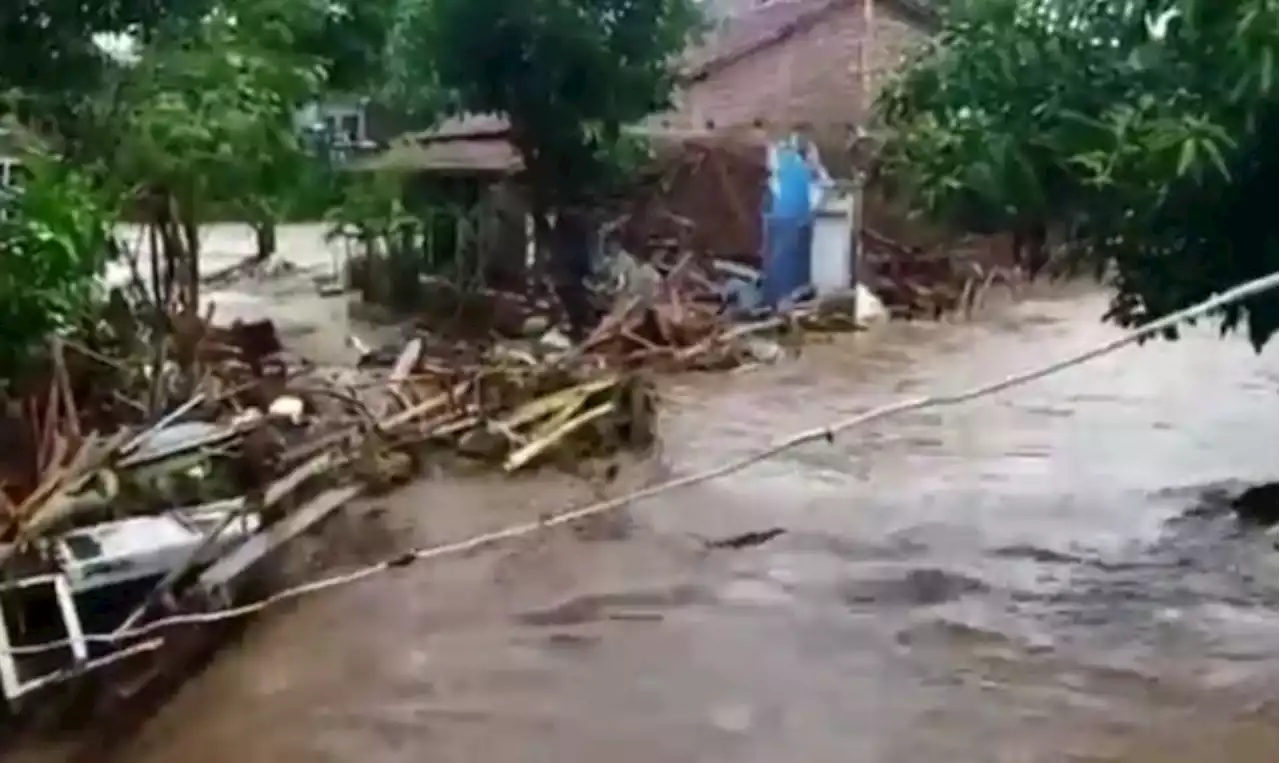 Banjir Bandang di Brebes Hanyutkan 5 Rumah, Warga Histeris