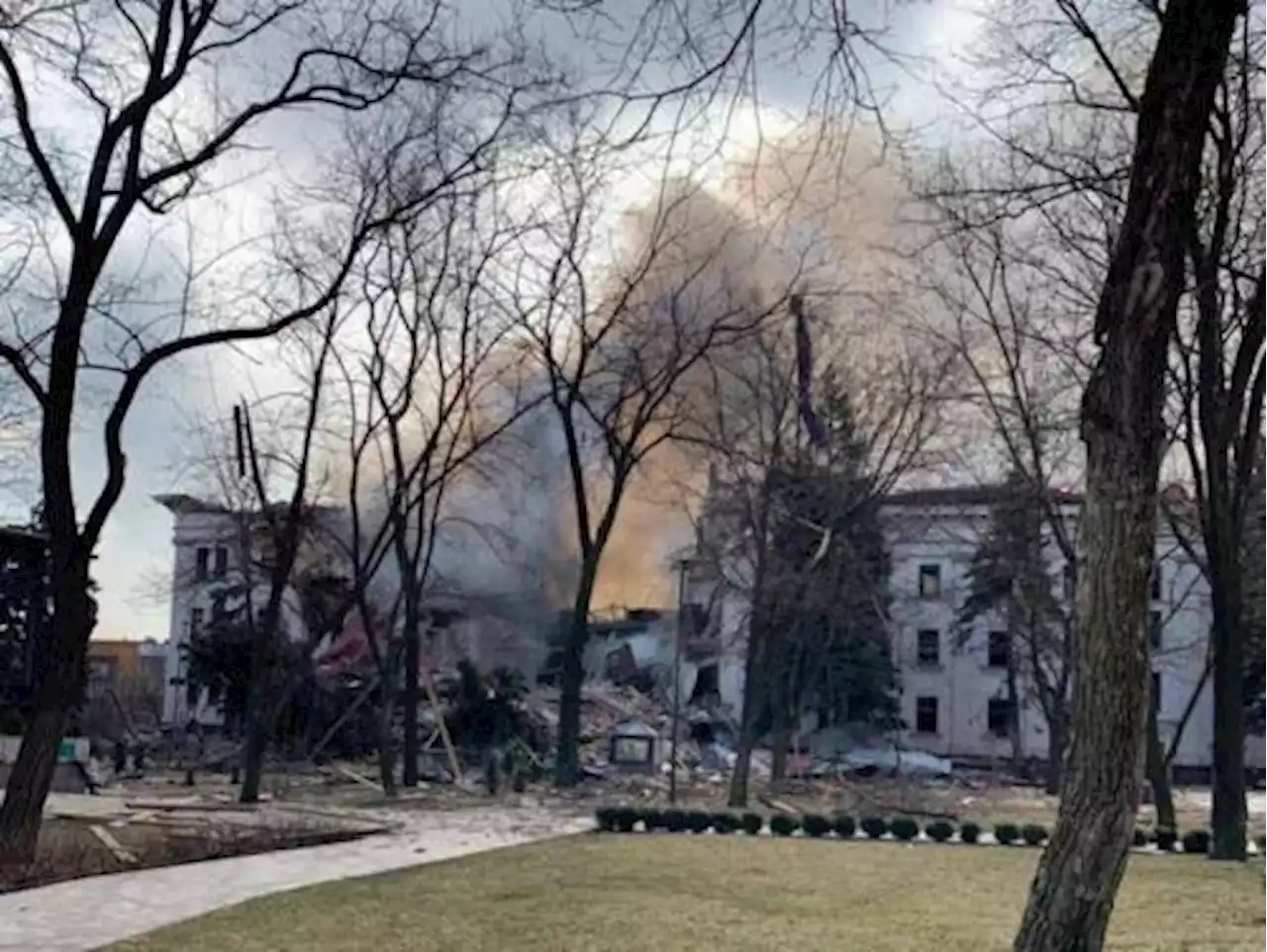 Guerra Ucraina: superstiti nel teatro di Mariupol, oltre 100 persone escono vive dalle macerie