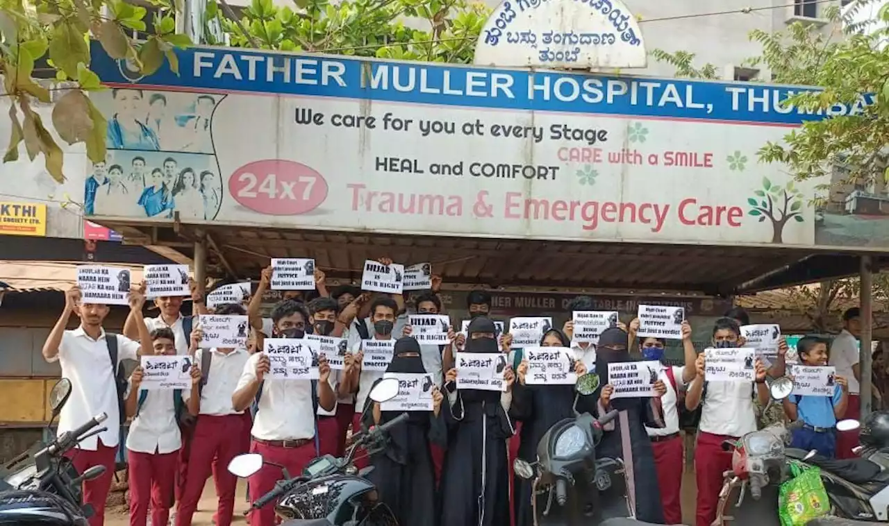 हिजाब विवादः कर्नाटक में हड़ताल के आह्वान के बीच सांकेतिक विरोध प्रदर्शन