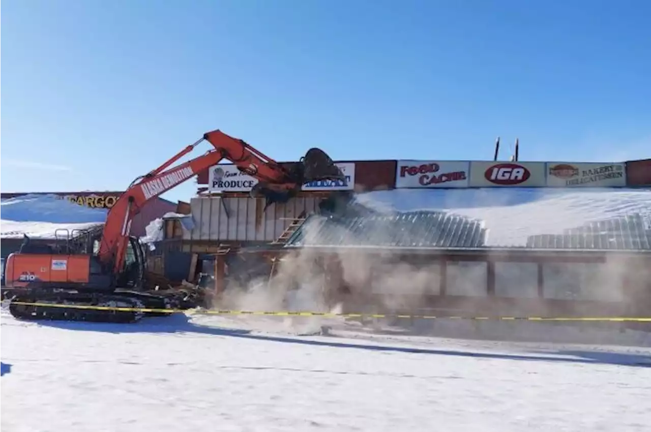 Months after its roof collapsed, Delta Junction’s only grocery store has been torn down - Alaska Public Media