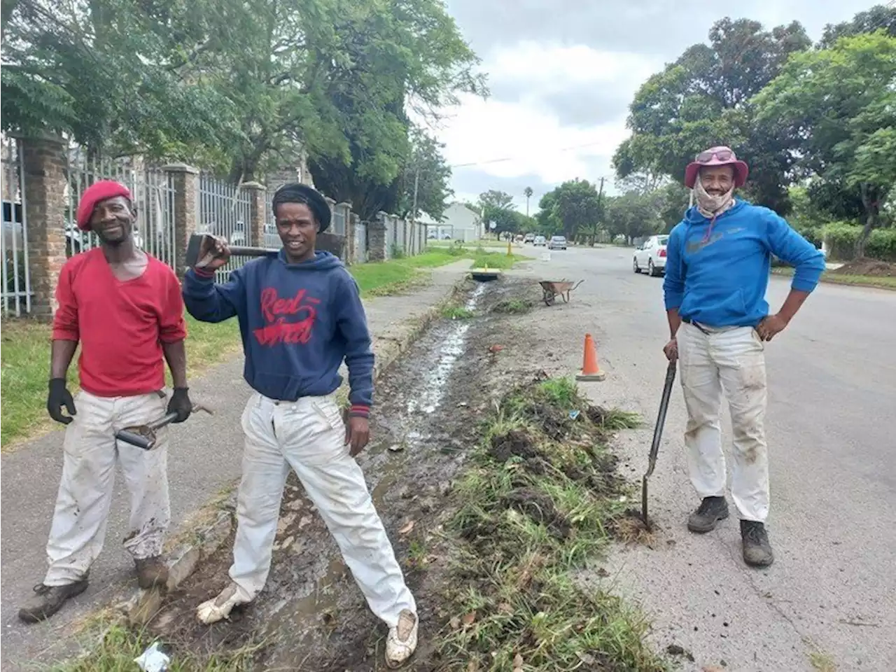 Jobless trio clean Makhanda’s streets for free | Citypress