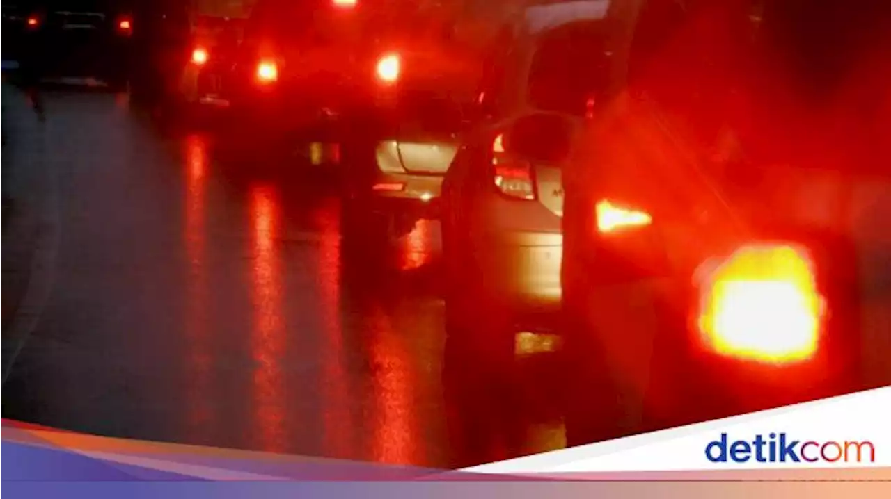 Ada Perbaikan Jalan, Tol Bekasi Barat Arah Jakarta Macet