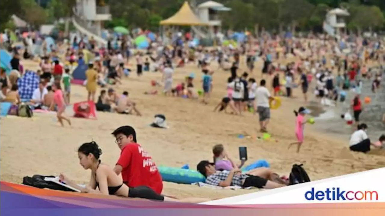 Turis Enggak Bermasker Asyik-asyik di Pantai Hong Kong, China Sewot