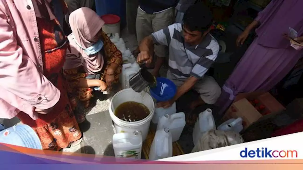 Antrean Minyak Goreng Curah Masih Terlihat di Palu