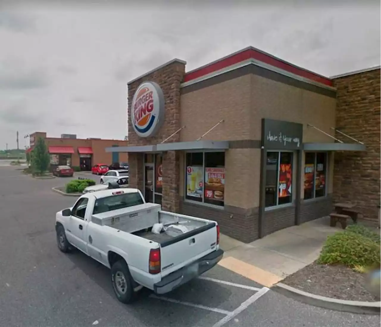 Una empleada de Burger King disparó a un cliente con el que discutió