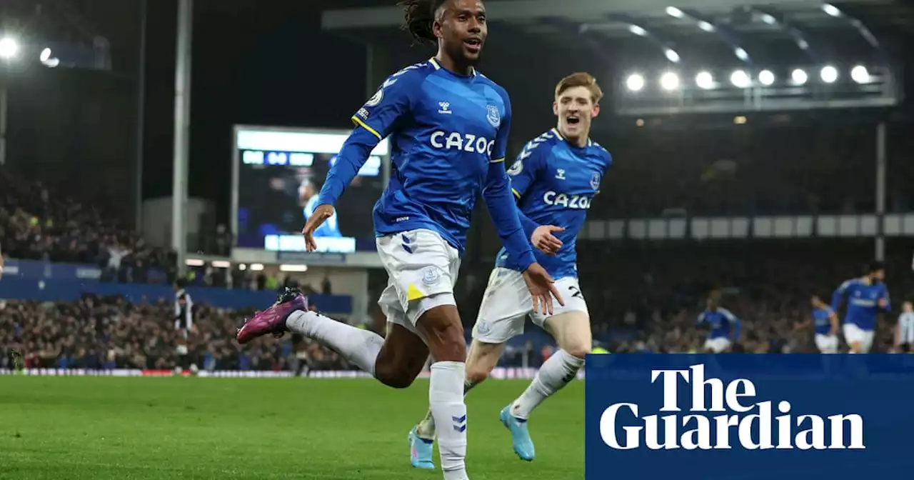 Ten man Everton stun Newcastle with Alex Iwobi’s last-gasp winner