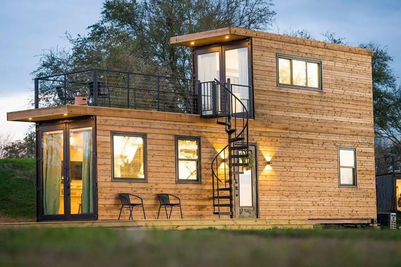 En fotos: esta tiny house sustentable construida con dos containers tiene todo, ¡incluso terraza!