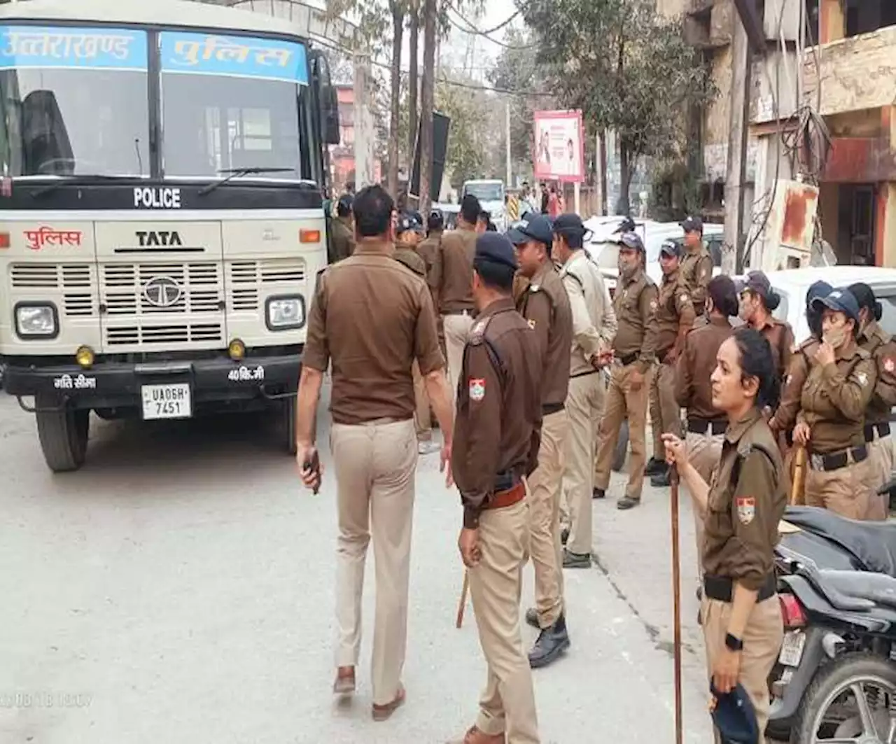 ऊधमसिंहनगर में पुलिस और पीएसी पर पथराव, महिला समेत दो जवान घायल, फोर्स तैनात