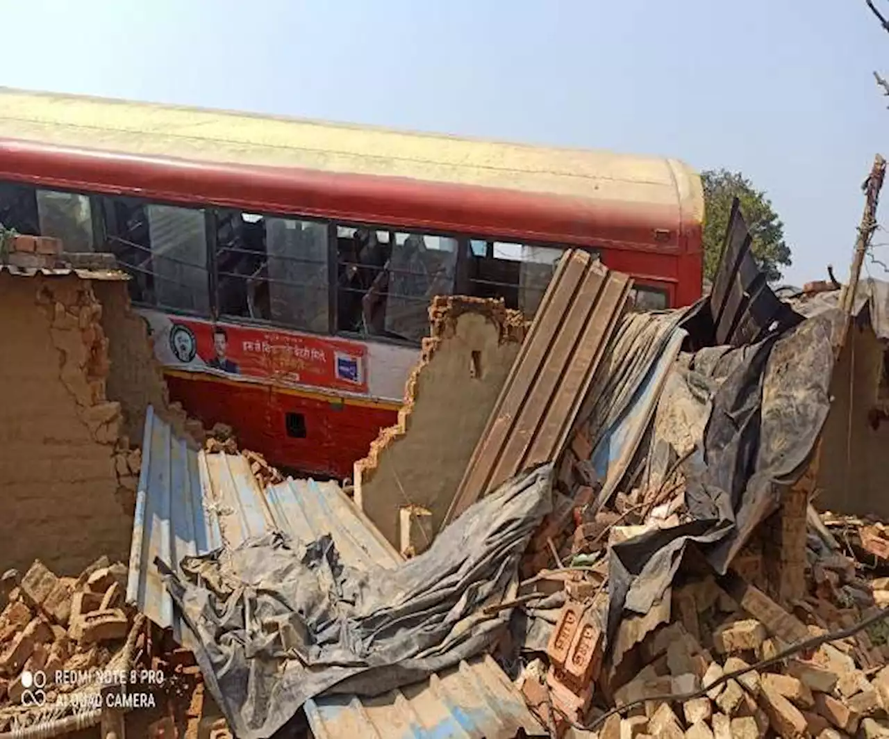 बुलंदशहर में झुग्गियों में घुसी रोडवेज बस, महिला व बच्‍चा गंभीर घायल