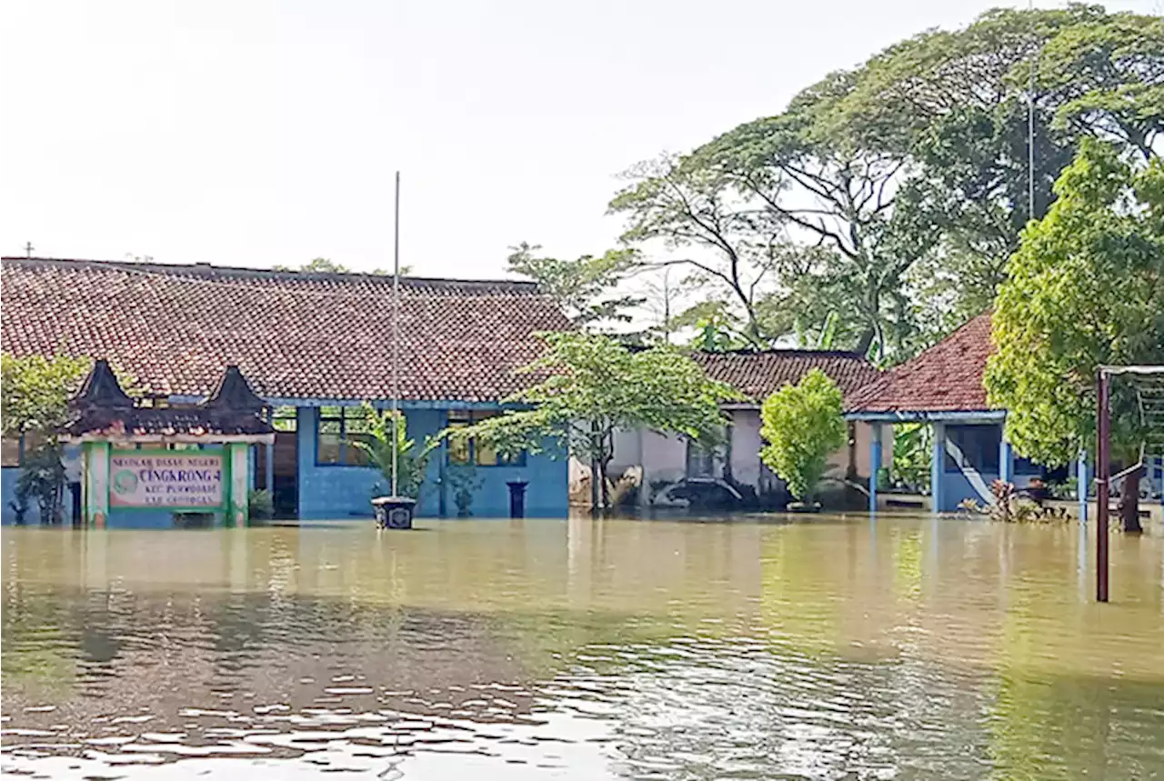 Bersihkan SDN 4 Cingkrong usai Banjir, 99 Relawan Diterjunkan